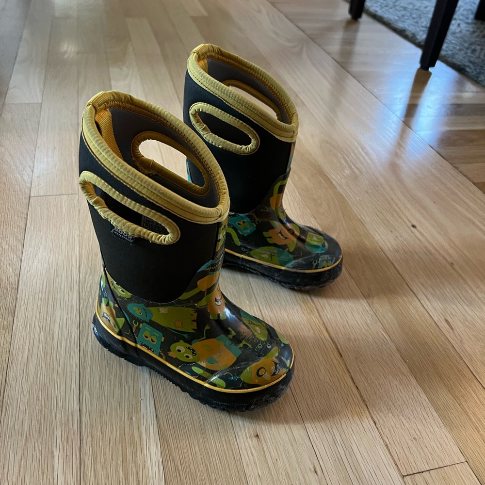 Kids BOGs size 8
